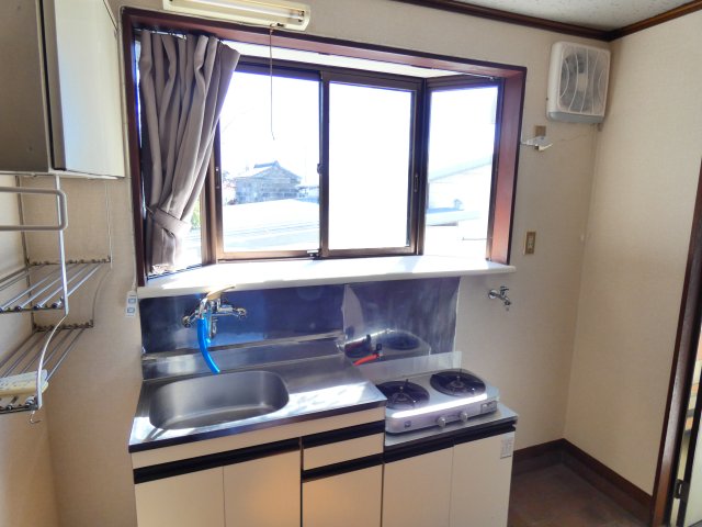 キッチン　風と光が差し込む開放的なキッチンでございます。