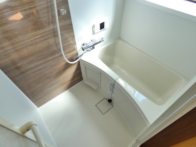バス・シャワールーム　浴室は新しいのに交換しております。