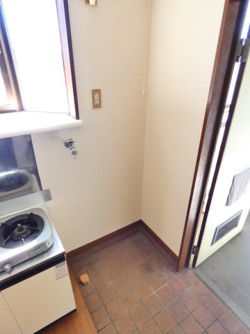その他設備　玄関入って右側に洗濯機置き場があります。
