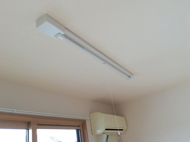 その他設備　室内物干しとエアコン