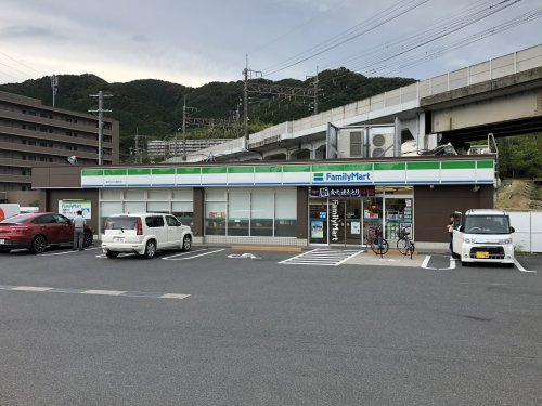 コンビニ　ファミリーマート皇子が丘公園前店（コンビニ）まで354m