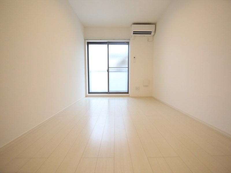 バルコニー　洋室6.9帖　エアコン完備　クローゼット付　バルコニー