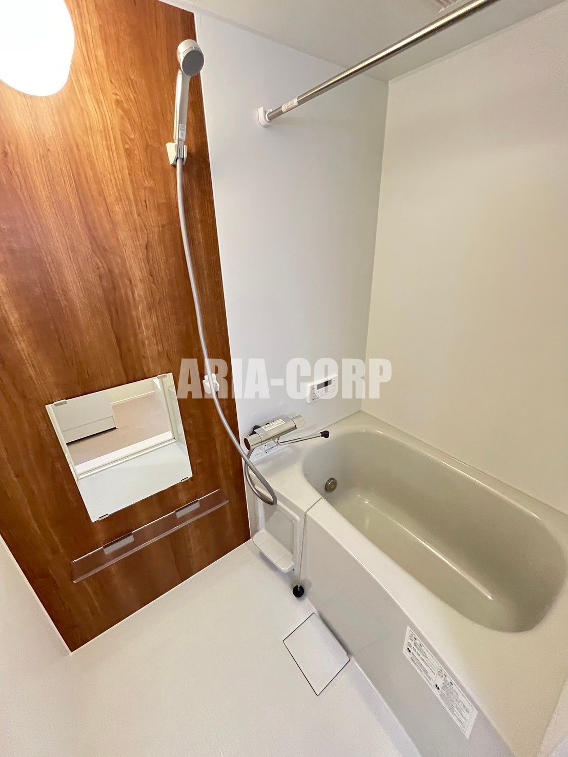 バス・シャワールーム　追焚き浴室乾燥付。カラーパネル採用でお洒落なバスルームです。