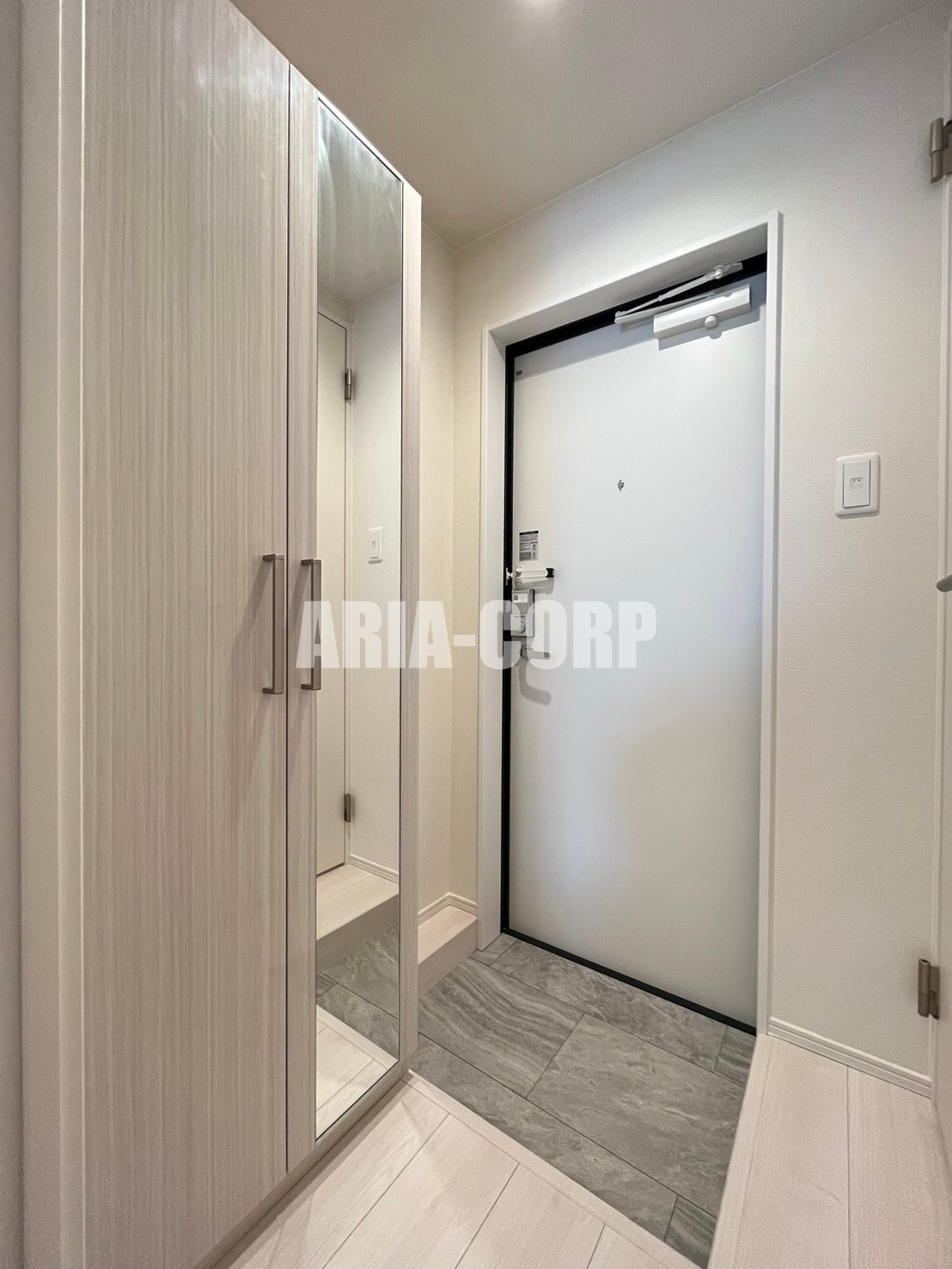 玄関　大型シューズBOX完備です！嬉しい姿見付き♪