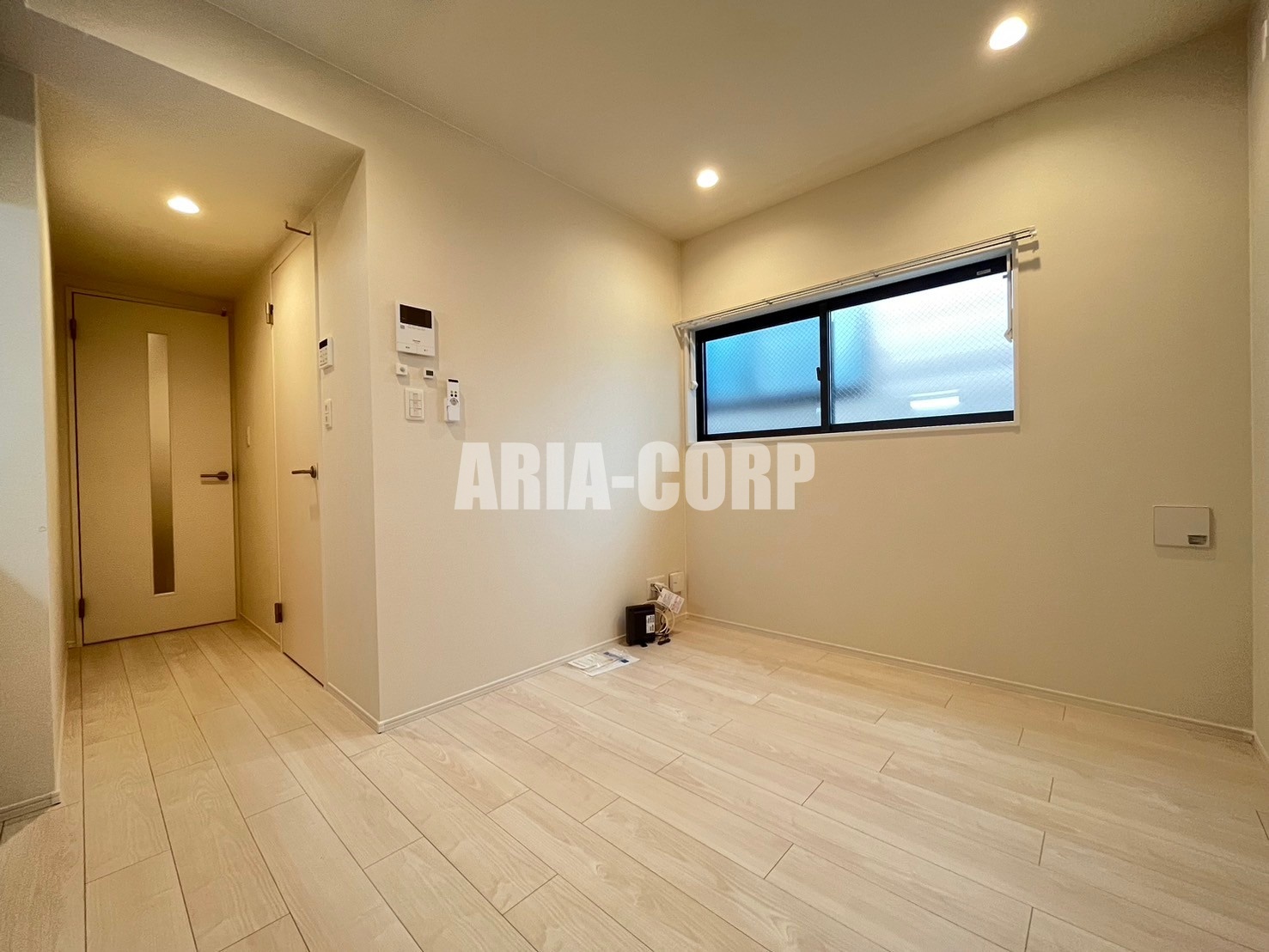 居室・リビング　白を基調としたお洒落な空間！デザイナーズ物件募集開始です！