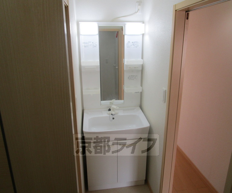 洗面設備　きれいな洗面台になります。