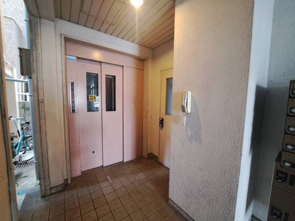 エントランス　エレベーター