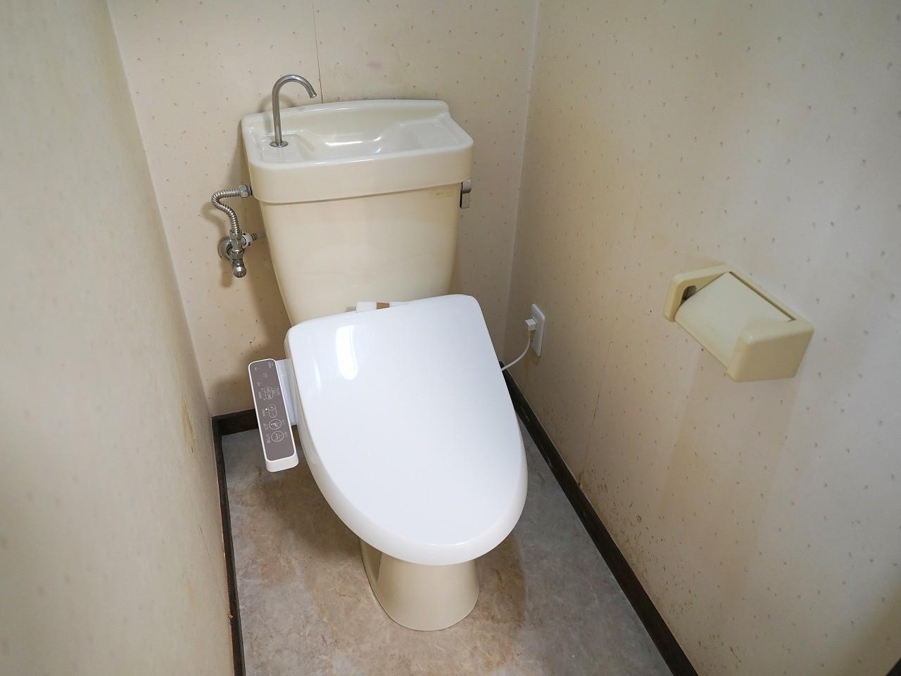 トイレ　温水洗浄便座付きです。