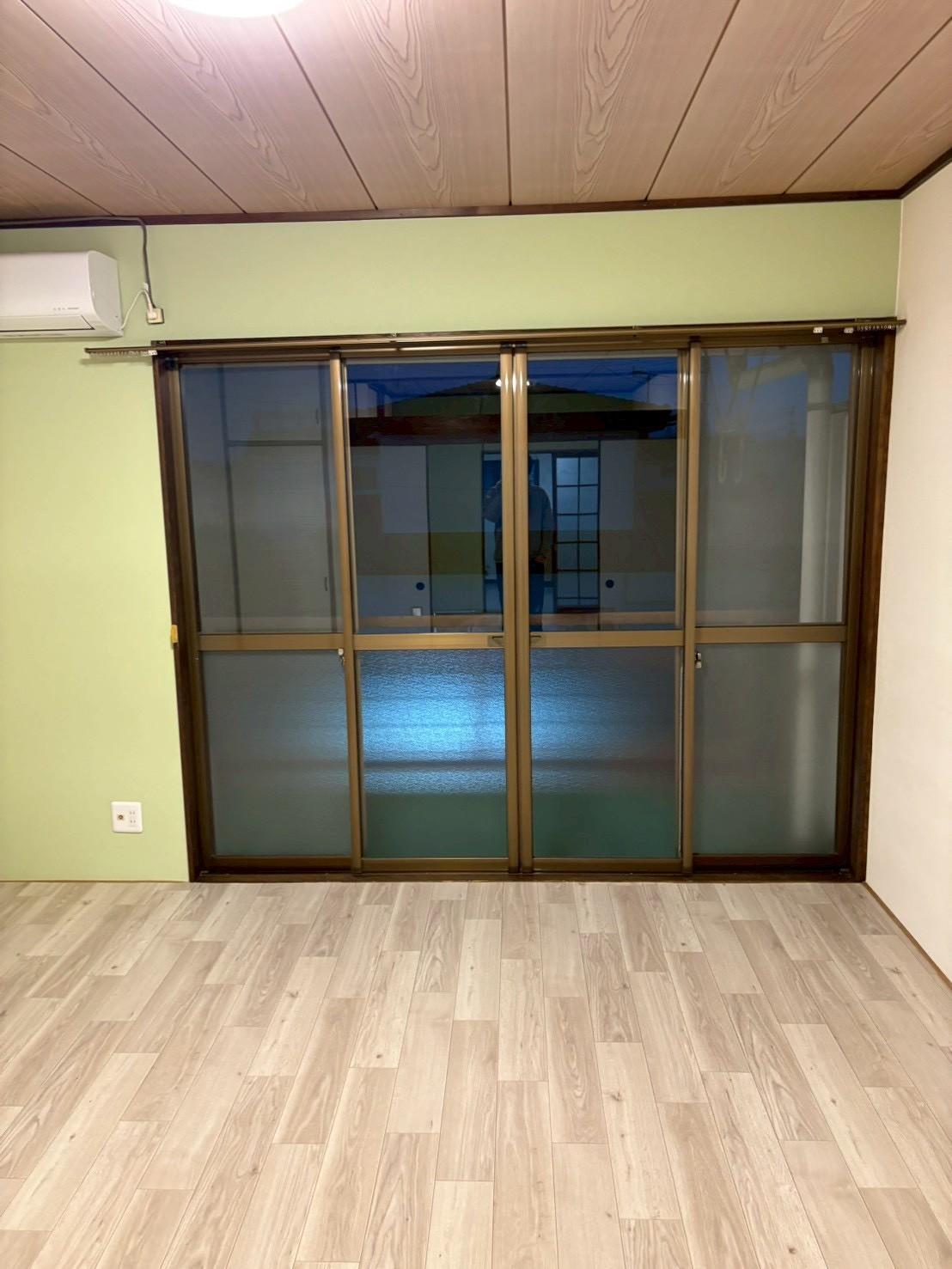 居室・リビング　オシャレなアクセントクロス