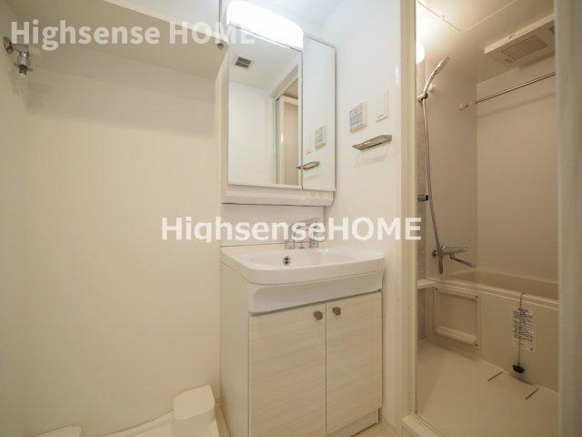 洗面設備　ゆったりとスペースのある洗面所