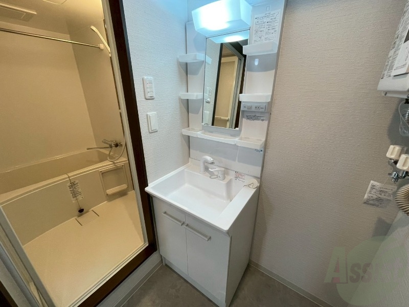 洗面設備　大きくて使いやすそうな独立洗面台になっています。