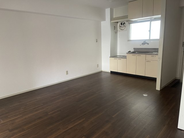 居室・リビング　同物件別室です。