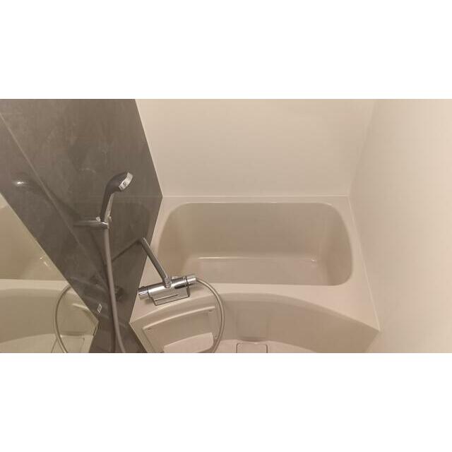 バス・シャワールーム　清潔感のあるバスルームです。