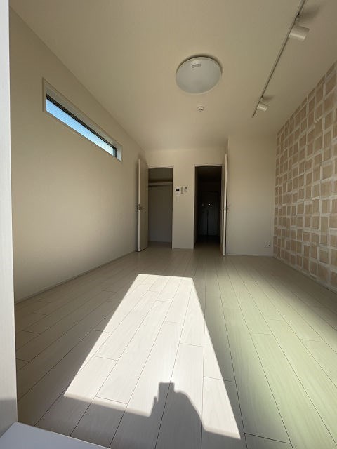 その他部屋・スペース　広くて明るい寝室