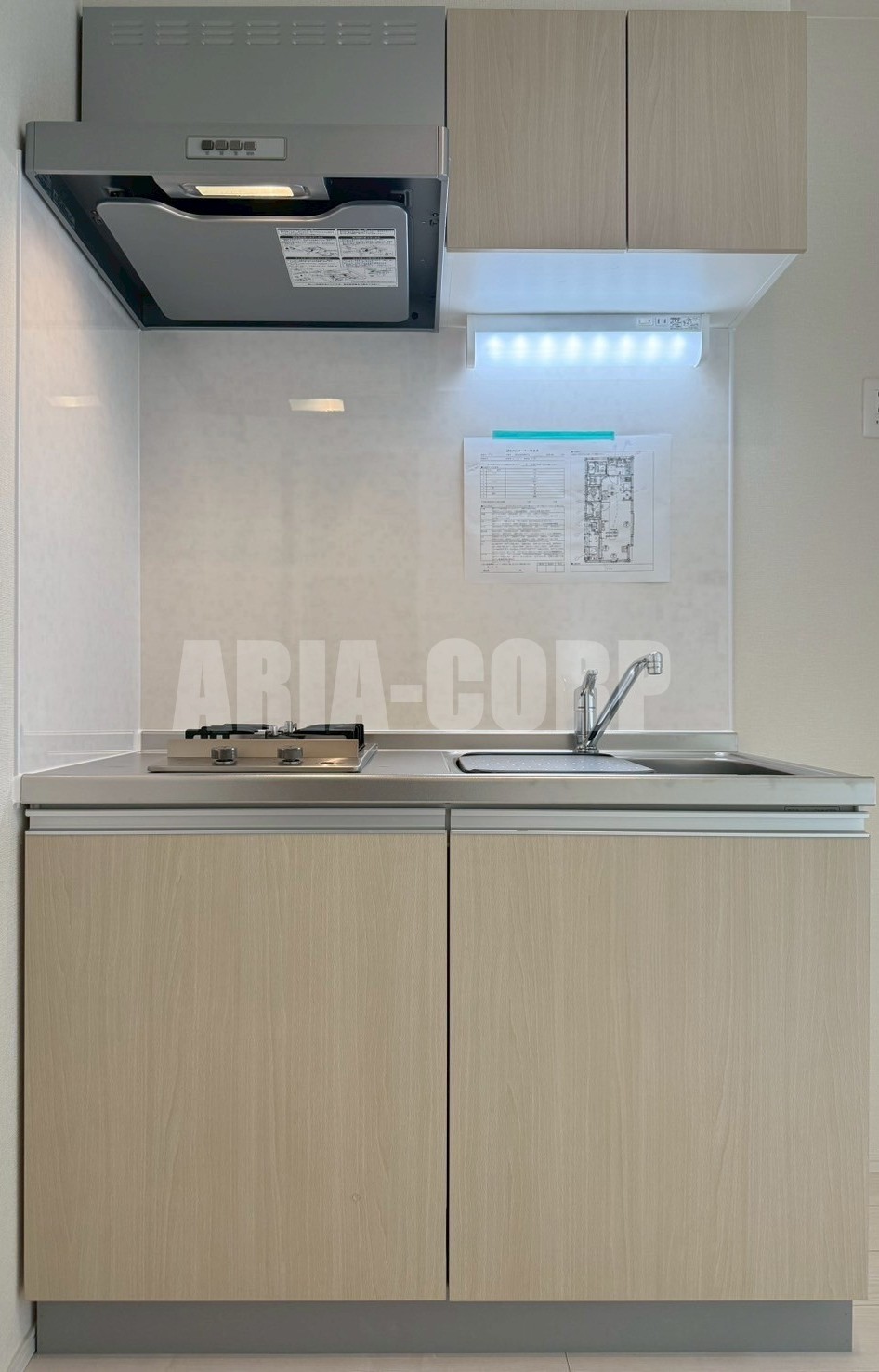 キッチン　人気の２口コンロ、お料理や洗い物に役立つ補助トレー付。