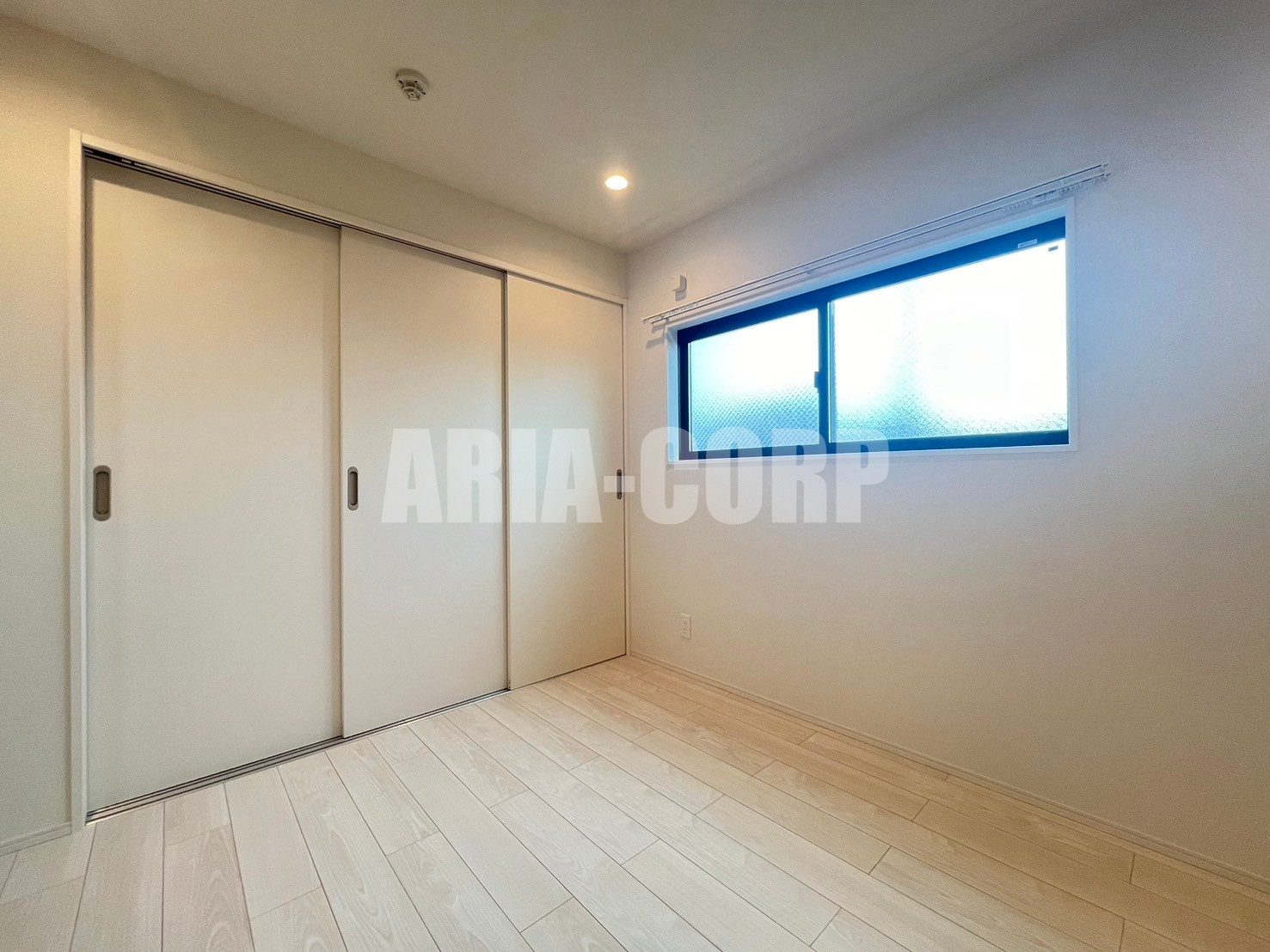 居室・リビング　白を基調としたお洒落なお部屋！奥行きたっぷりの空間です♪