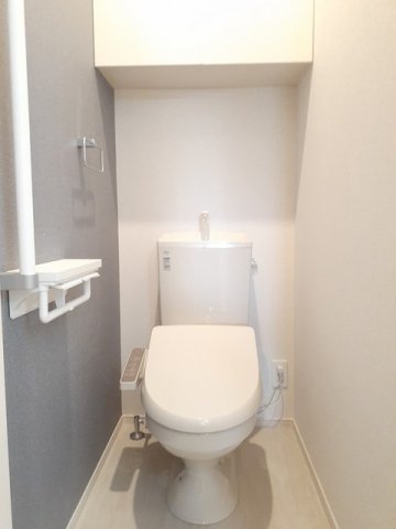 トイレ　落ち着いた色調のトイレです