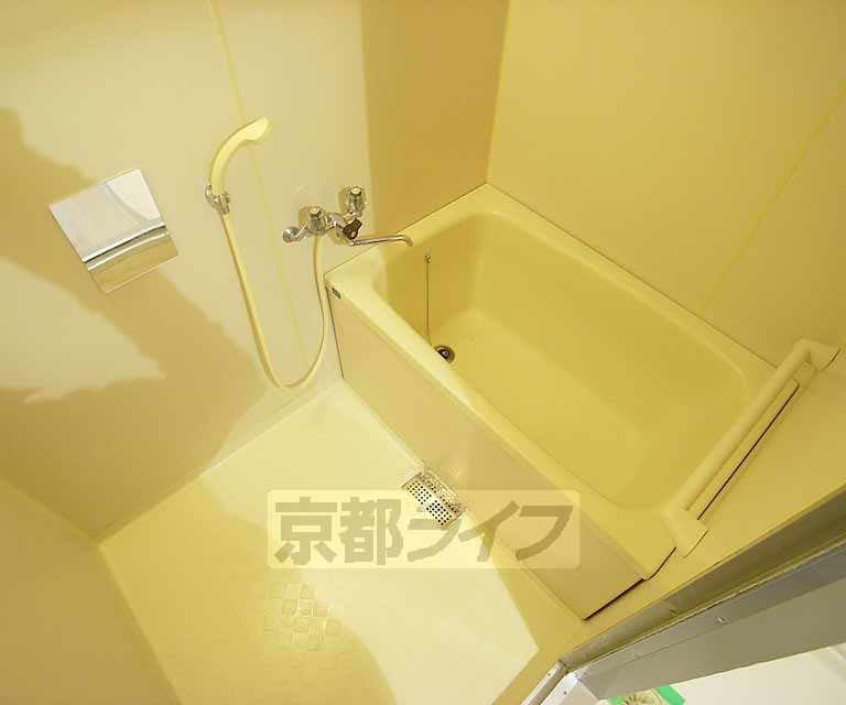 バス・シャワールーム　バスルームはシンプルで使いやすいつくり