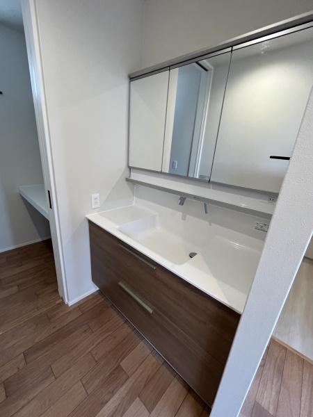 洗面設備　お洒落な洗面台