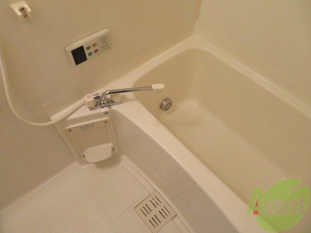 バス・シャワールーム　バスルームです。追い炊き機能付きで便利ですね