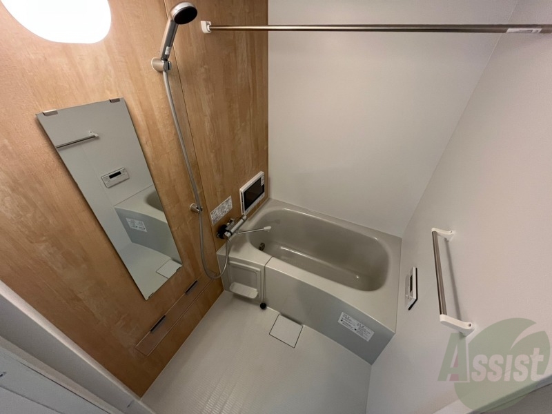 バス・シャワールーム　広々したお風呂で快適にくつろげそうです。