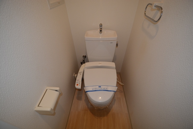 トイレ　温水洗浄便座付きのトイレです♪