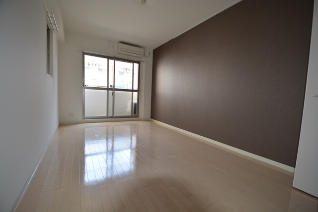 居室・リビング　エアコン付き2面採光で9.3帖の洋室です♪