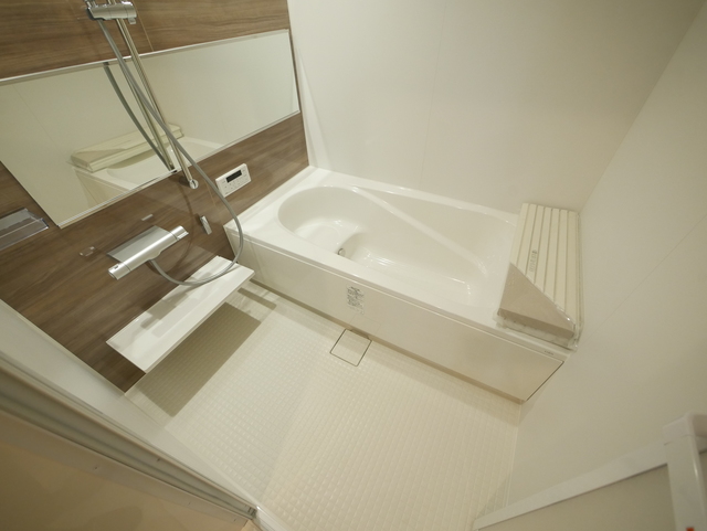 バス・シャワールーム　★鏡付の清潔感のあるバスルームです★