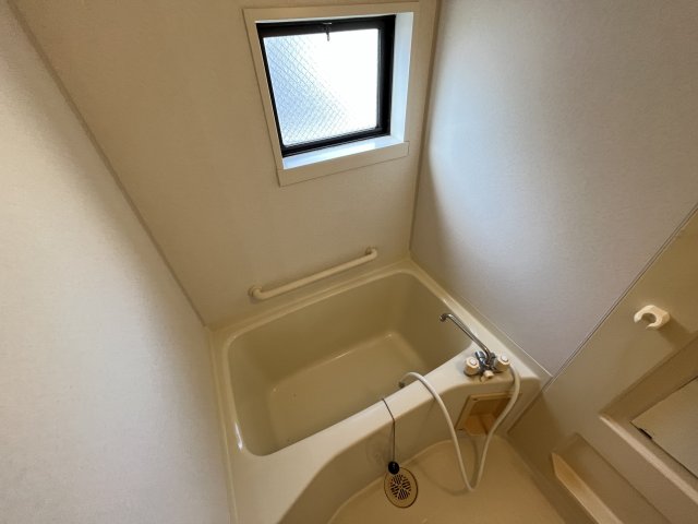 バス・シャワールーム　シンプルなユニットバス☆窓付きで換気も楽々！