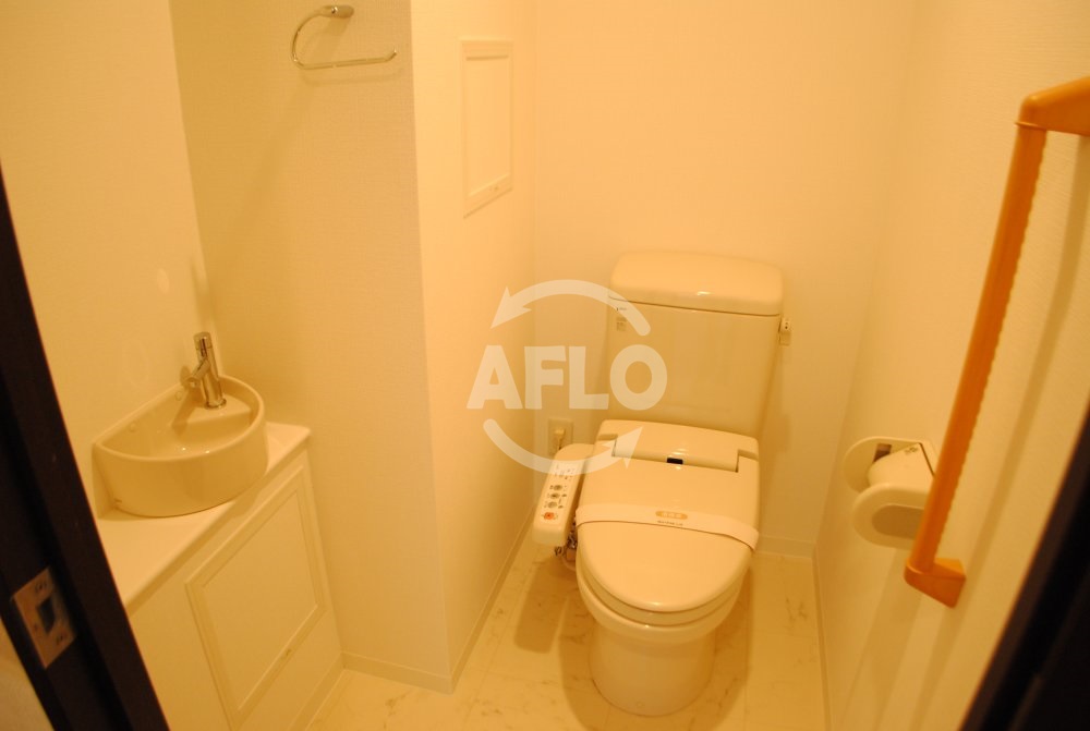 トイレ　ロイヤルパークスなんば　温水洗浄便座