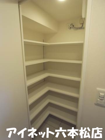 玄関　高さのあるシューズボックス付きです