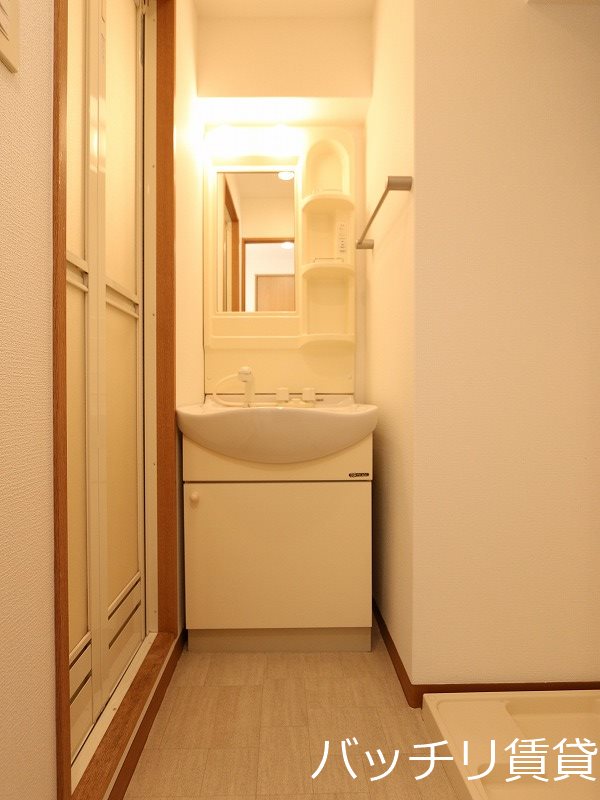 洗面設備　別号室タイプの為、現状を優先いたします