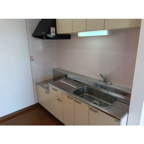 キッチン　こちらの居間で趣味の時間をお楽しみください