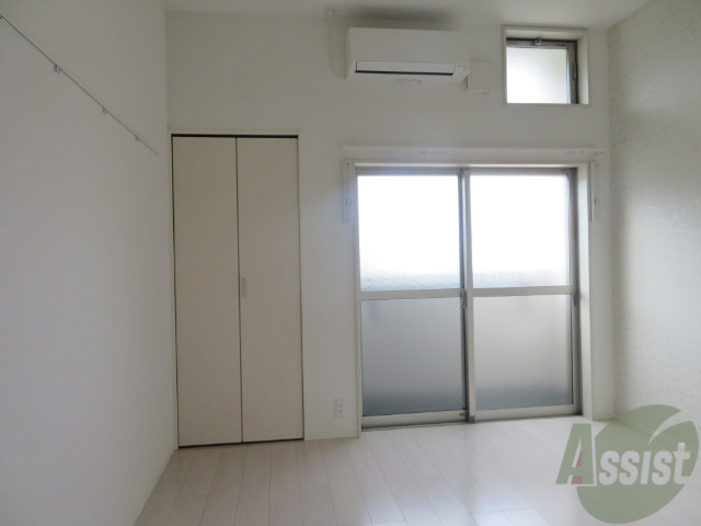 居室・リビング　大きな窓から優しい光が差し込みますねー。