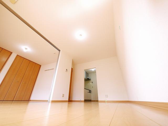 居室・リビング　こちらのリビングで趣味の時間をお楽しみください