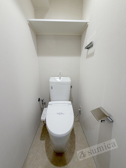 トイレ　人気アイテムの温水洗浄便座。清潔感のあるトイレです。