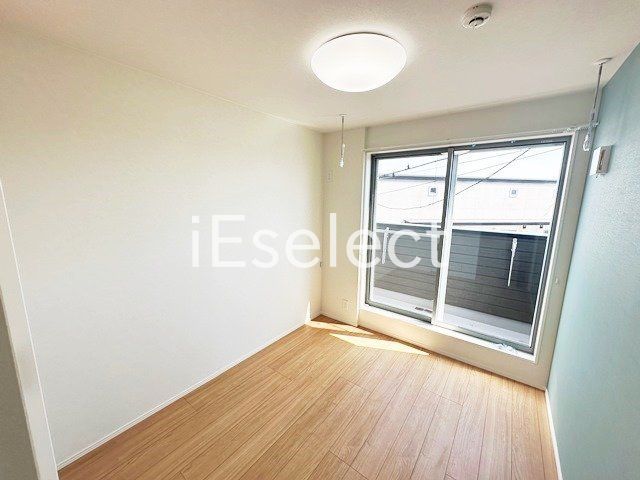 居室・リビング　窓も大きく明るいですね