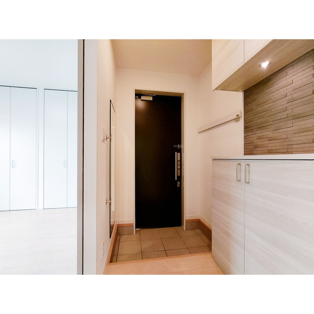 玄関　玄関に姿見　コート掛けあります　便利です