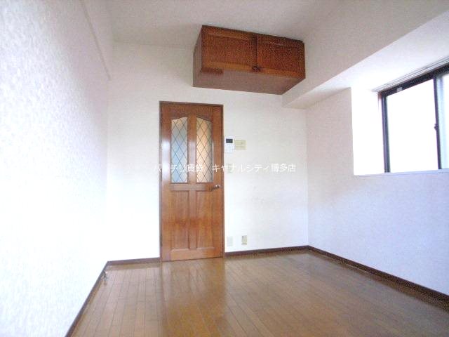 居室・リビング　別号室イメージ画像。現況を優先いたします。