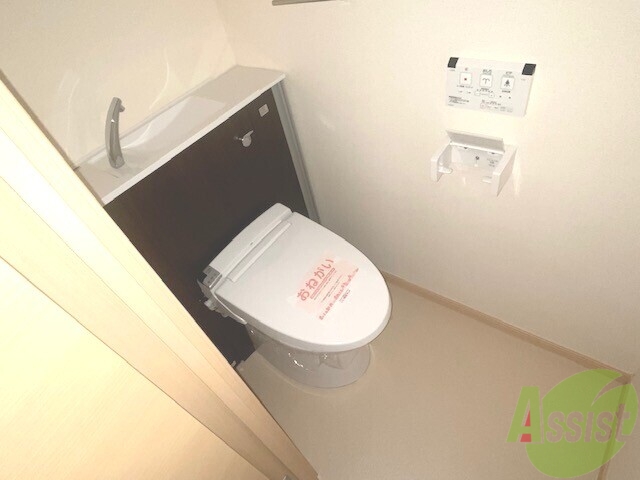 トイレ　ウォシュレットが付いているキレイなお手洗いです。