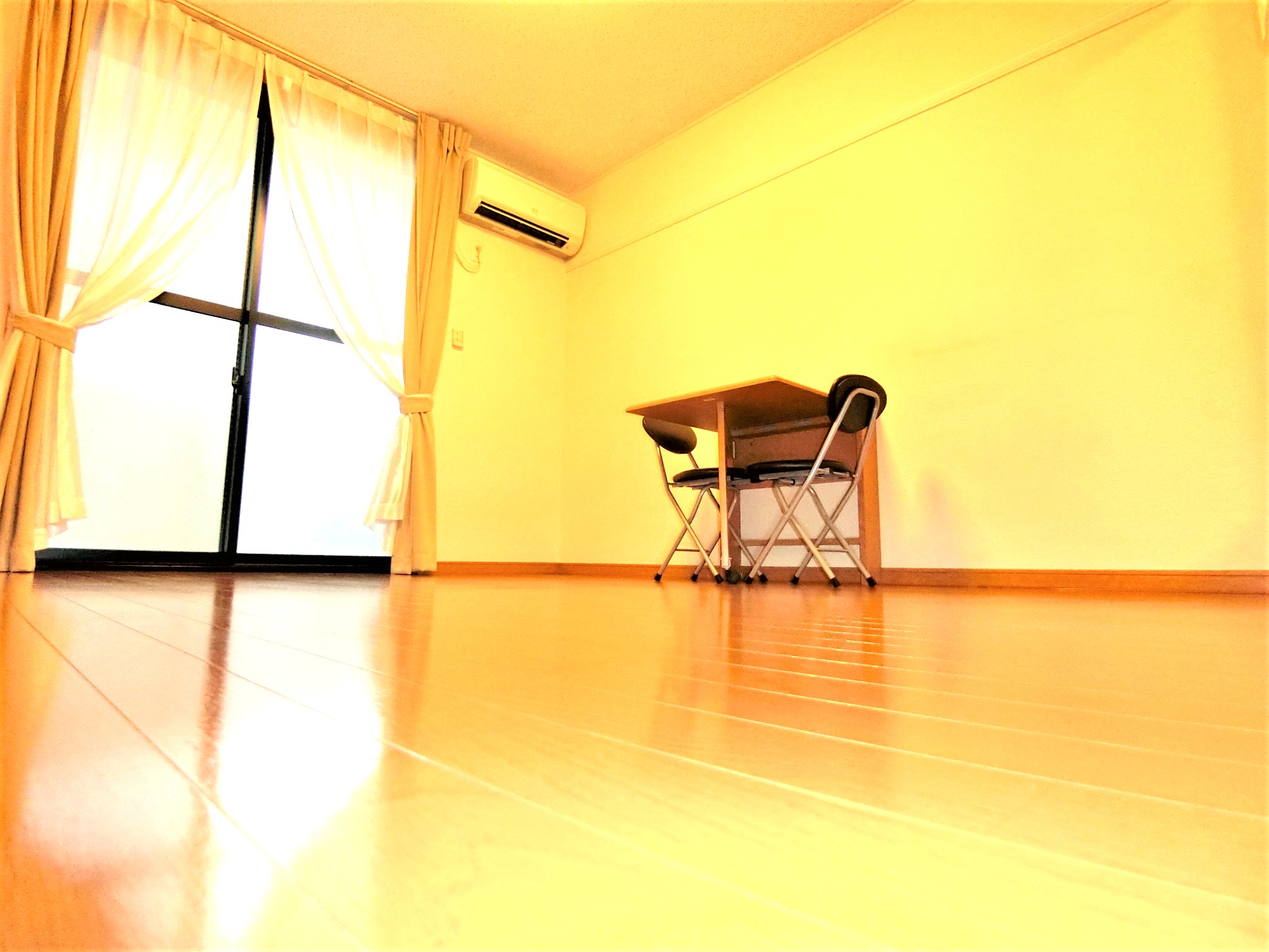 その他　折り畳み机とイス・照明・エアコン・カーテンレースを完備です☆