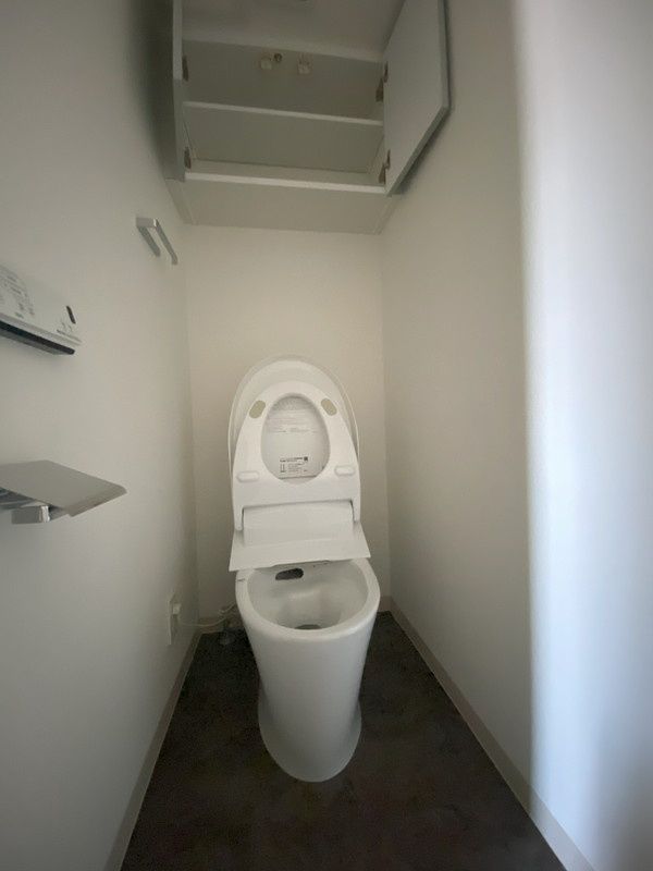 トイレ　■温水洗浄便座■ウォールキャビネット収納付き♪