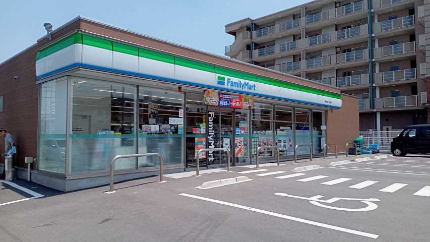 コンビニ　ファミリーマート博多諸岡一丁目店（コンビニ）まで540m
