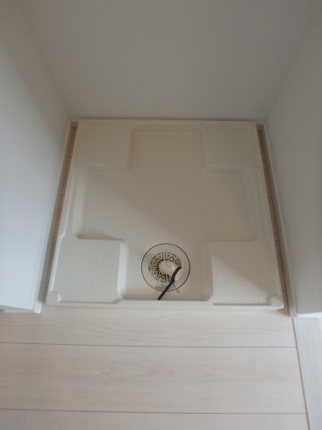 その他設備　防水パン付きの洗濯機置場です。