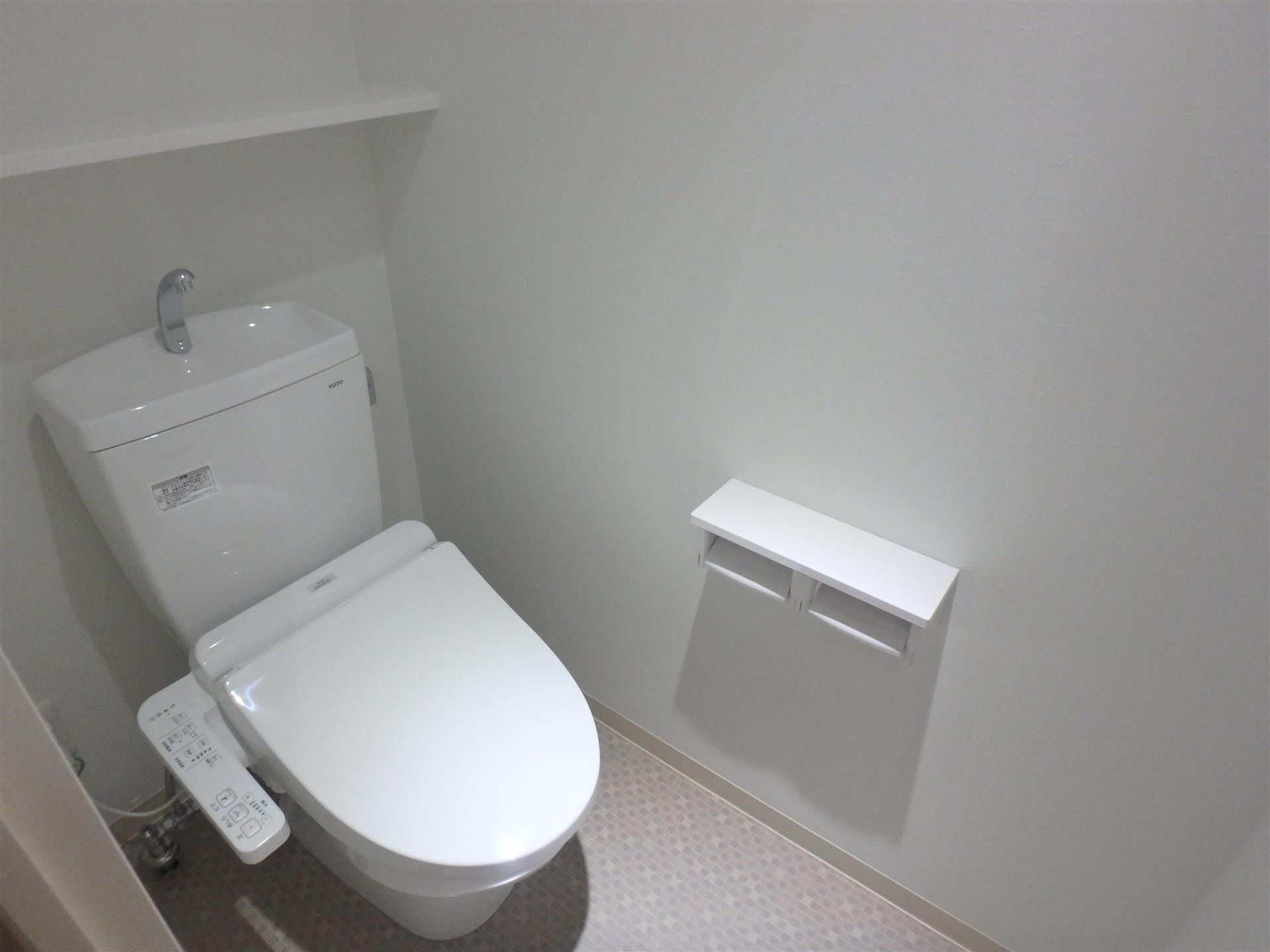 トイレ　小物が置けるトイレットペーパーホルダー付きです