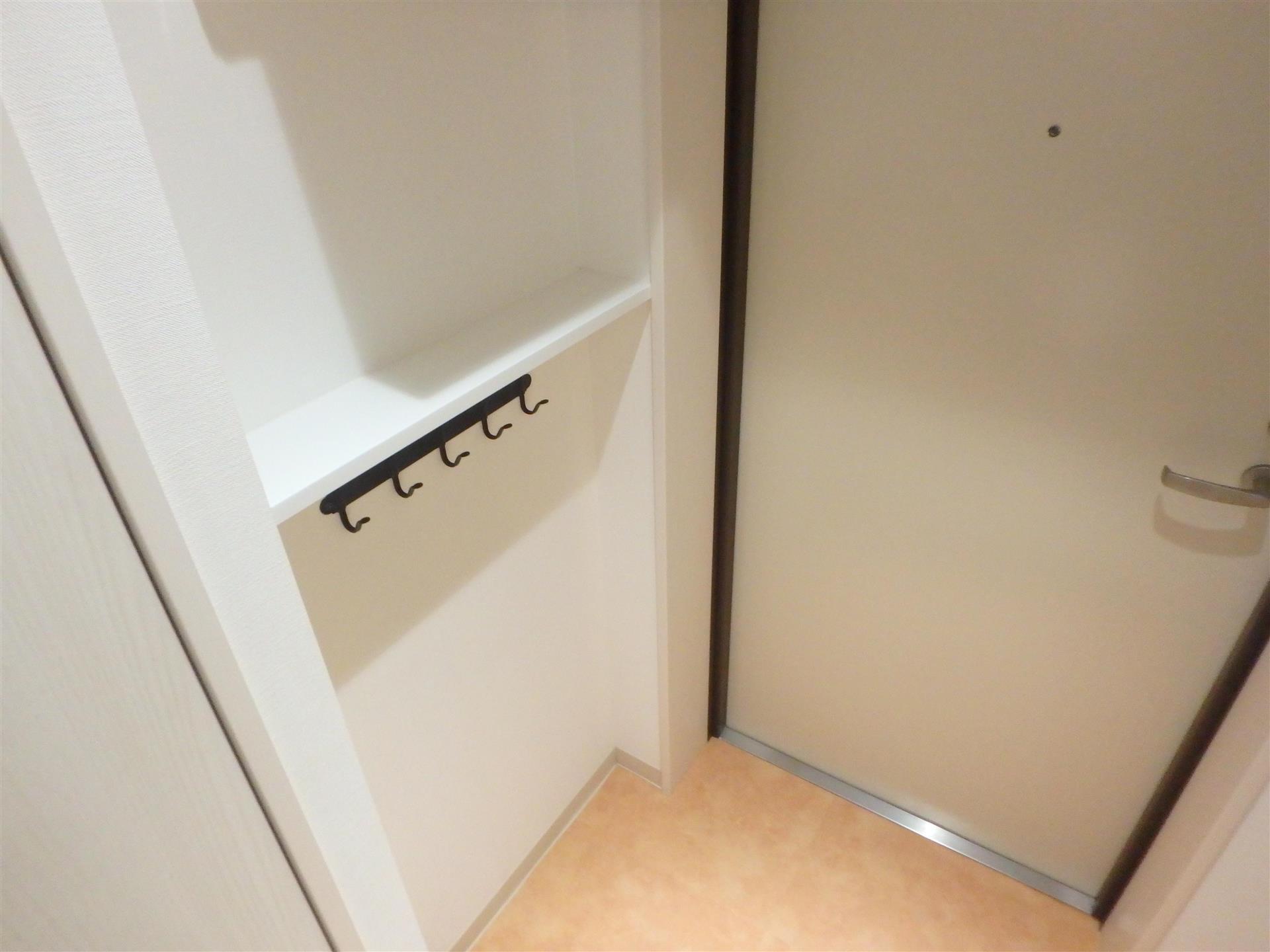 玄関　キーホルダー等が掛けられるフック付きの玄関です