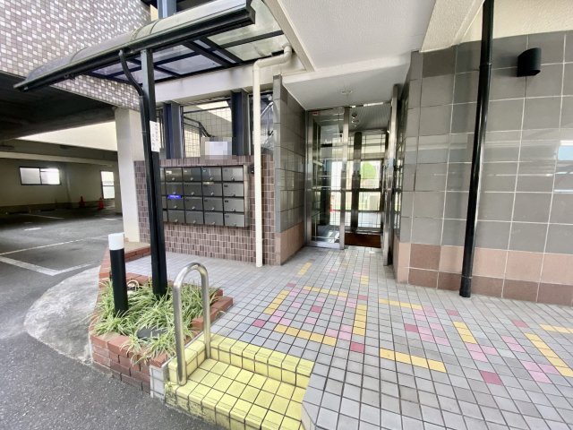 エントランス　オートロック付きエントランスです