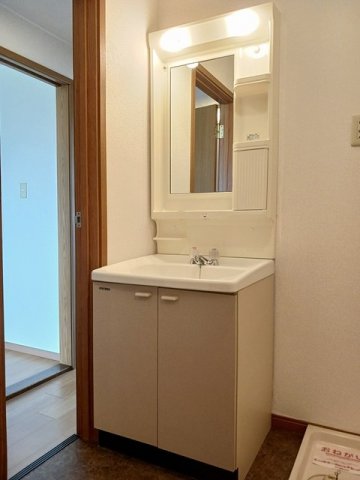 洗面設備　明るい洗面所です