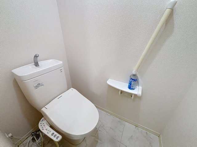 トイレ　掲載写真は同型の左右反転の部屋を掲載しております。仕様等が異
