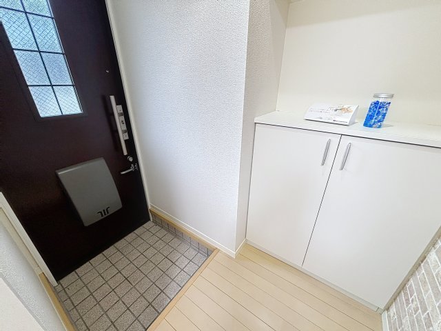 玄関　掲載写真は同型の左右反転の部屋を掲載しております。仕様等が異